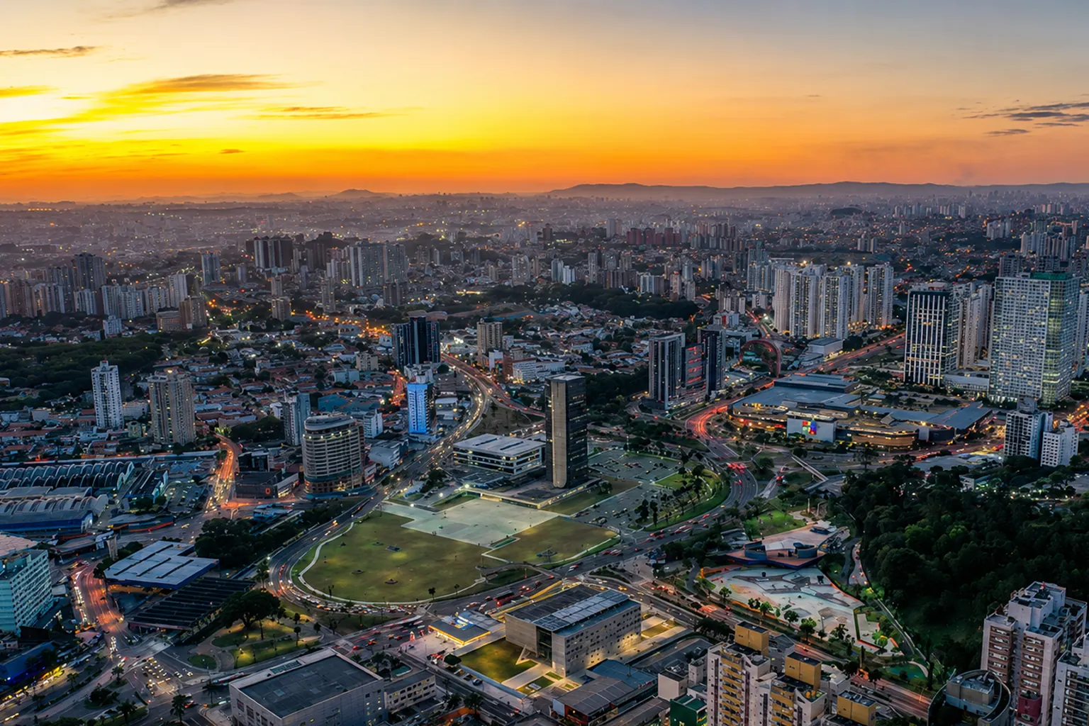 Vista aérea da cidade ao entardecer